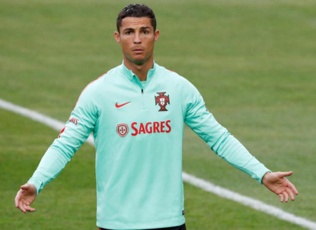 Ronaldo uất ức khi không thể chuyển về MU