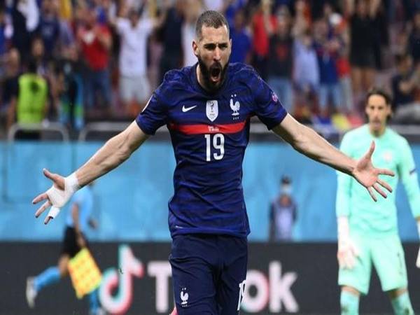 Bóng đá Pháp 23/12: HLV Deschamps bị nghi ngờ loại bỏ Benzema