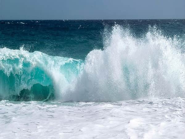 Vì sao nước biển có màu xanh nhưng sóng biển lại có màu trắng?